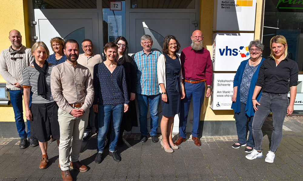 Schuldezernent T. Frommeyer, vhs-Leitung M. Dafov und das Lehrkräfte-Team der gratulieren den Absolventinnen und Absolventen