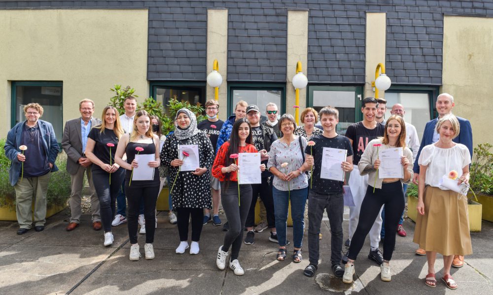 Schuldezernent T. Frommeyer, vhs-Leitung M. Dafov und das Lehrkräfte-Team der gratulieren den Absolventinnen und Absolventen