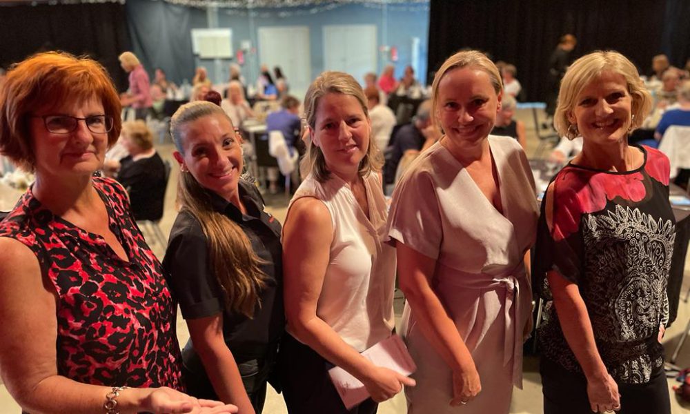 Auf dem Foto von links nach rechts: Birgit Wippermann (städtische Gleichstellungsbeauftragte), Emma Böhmer (Serviceleitung des Abends), Anne Kipple (ehrenamtliche Vorständin der Bürgerstiftung), Alexandra Edelhoff (Personalmanagerin von Diagramm Halbach) und die Kabarettistin Vera Deckers