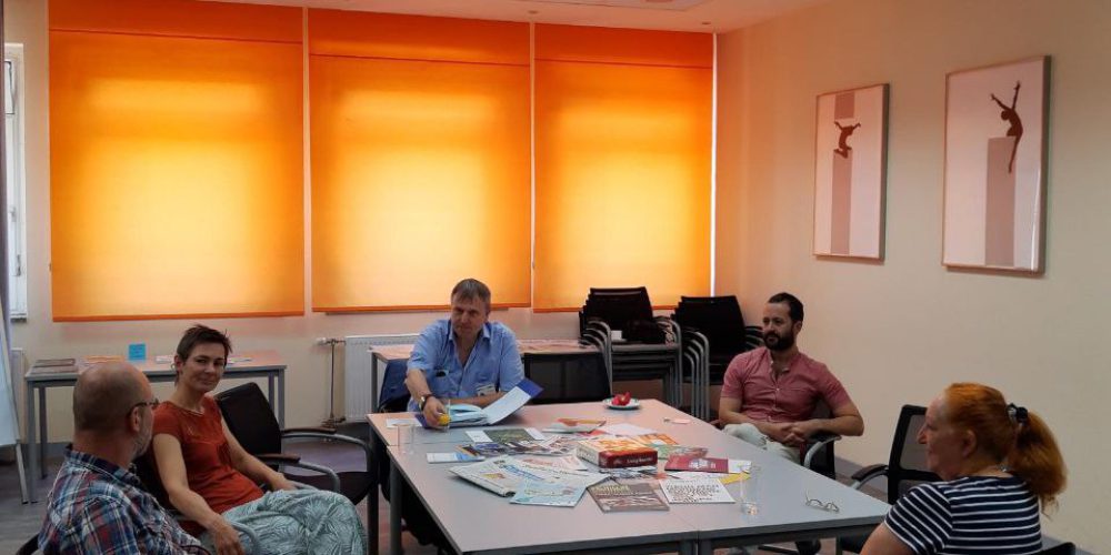 Austausch auf Augenhöhe – vhs lädt zum monatlichen politischen Stammtisch ein