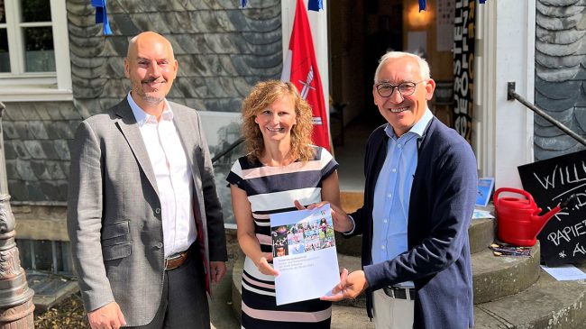 Regierungspräsident Heinrich Böckelühr händigt in Schwerte Förderbescheid für „Welttheater der Straße“ aus