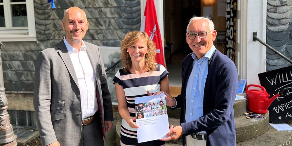 Regierungspräsident Heinrich Böckelühr händigt in Schwerte Förderbescheid für „Welttheater der Straße“ aus